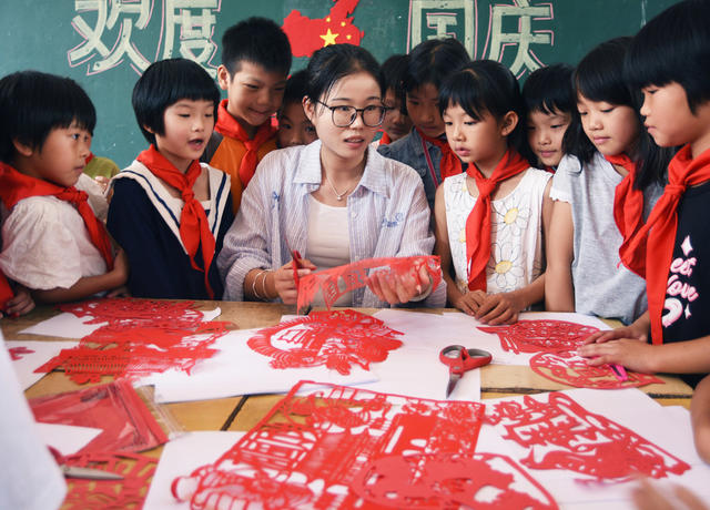 嘉禾：剪纸迎国庆