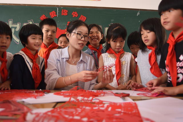 嘉禾：剪纸迎国庆
