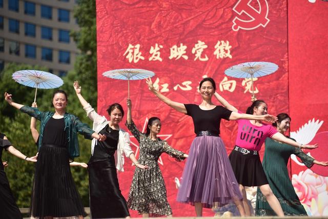 国庆节  文艺表演  颂党恩  
老年人
