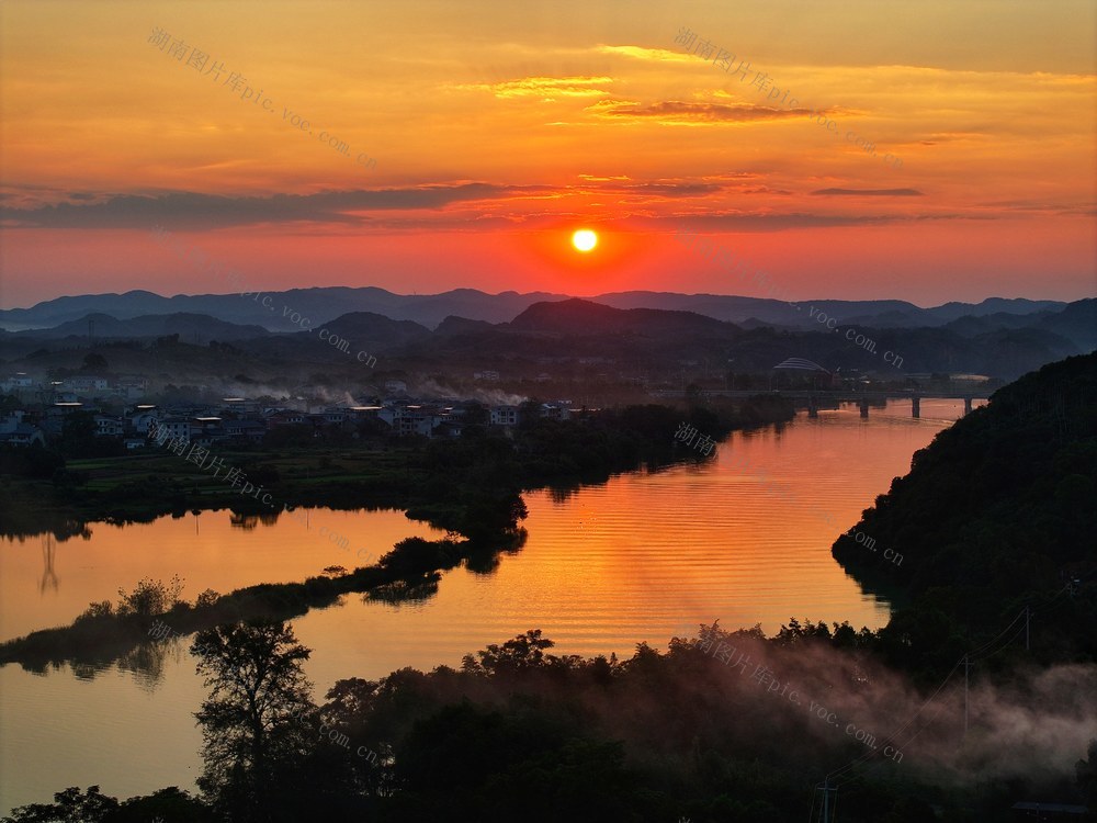 飞天山 翠江 夕阳 晚霞 落日余晖  村庄炊烟袅袅