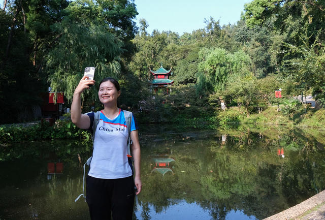 爱晚亭游人如织