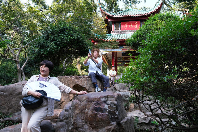 爱晚亭游人如织