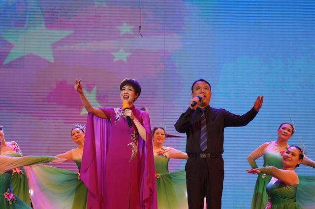  9月29日晚，湖南省隆回县老干部大学举行庆祝建国75周年文艺汇演，400余名师生通过歌舞、朗诵等艺术形式表达了对祖国的热爱之情。