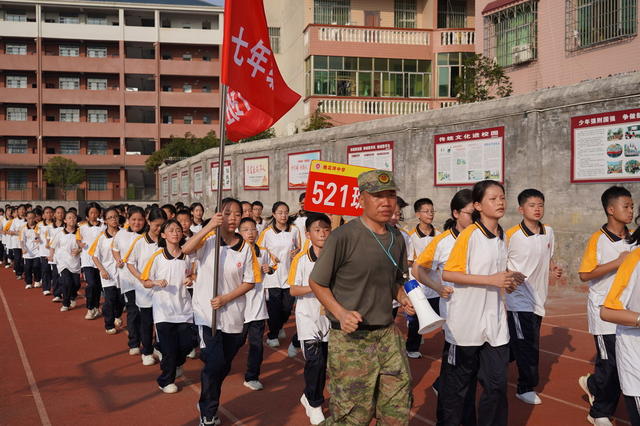 挥洒过的汗水才叫青春，磨砺过的意志才叫成长。9月3日，湖南省隆回县桃花坪中学初一新生顶着烈日军训。本学期，该校把国防教育融入军训，作为新生入学第一课。

（湖南省隆回县教育局 罗理力 彭萍  摄影报道）
13973936112