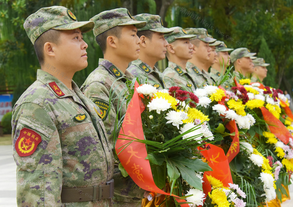 烈士公祭日  公祭活动  花篮  鲜花  少先队员  各界人士