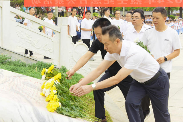 烈士公祭日  公祭活动  花篮  鲜花  少先队员  各界人士