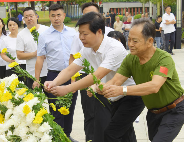 烈士公祭日  公祭活动  花篮  鲜花  少先队员  各界人士