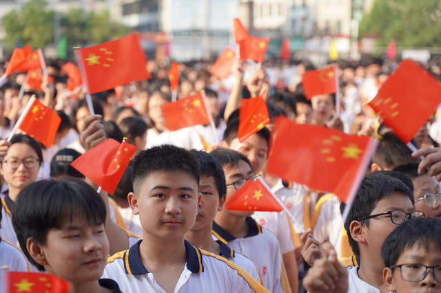 9月30日，湖南省隆回县桃花坪中学举行“歌唱祖国、喜迎国庆”大思政活动。结合国庆节，全校2800余名师生在国旗下誓词励志，歌唱祖国，激发爱国情怀。