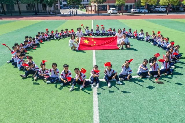 国旗 五星红旗 学生 学校 爱国主义 教育
