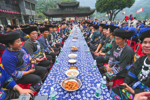 吉首市矮寨镇坪朗苗寨  展演各种精彩的非遗节目  迎接国庆