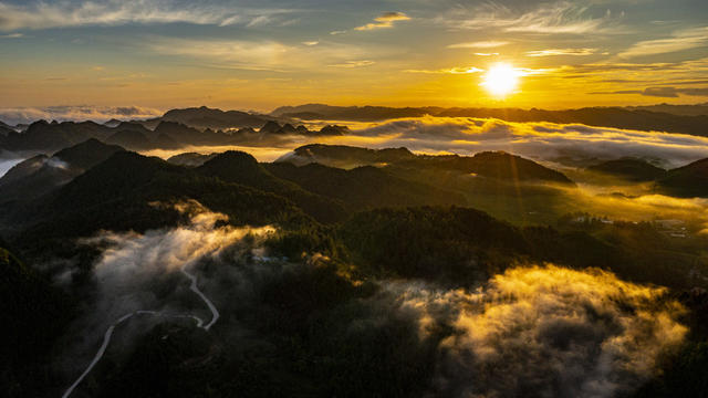近年来，湘西花垣县龙潭镇双坪村基础设施建设项目在省发改委驻村工作组的督导下有序进行中。

“项目总投资及资金500万元，资金来源为中央预算内以工代赈资金。
建设内容及规模为改扩建村部文化广场