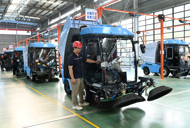 机械制造，转型升级，企业，无人驾驶，清扫车，智能化，高端化，绿色化，工业发展，科技创新，制造产业 经开区