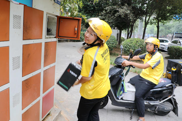 外卖骑手 共享换电柜