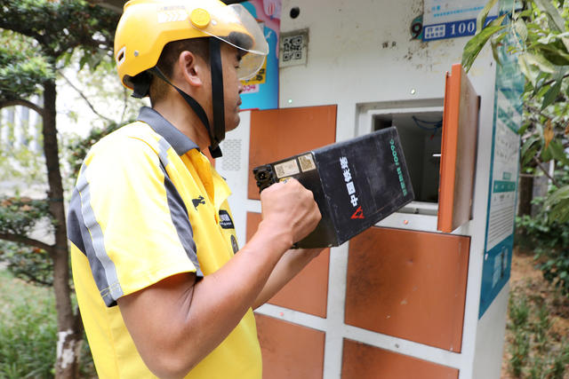 外卖骑手 共享换电柜