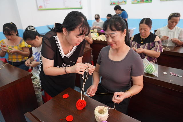 9月6日，湖南省隆回县思源、兴业易地搬迁小区留守妇女在学习手工编织技术。今年来，该县妇联在全县异地搬迁小区开展“巾帼巧手赋能”手工编织免费技能培训，先后帮助200余名留守妇女就业或创业。