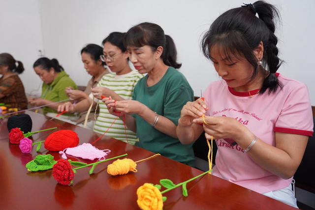 9月6日，湖南省隆回县思源、兴业易地搬迁小区留守妇女在学习手工编织技术。今年来，该县妇联在全县异地搬迁小区开展“巾帼巧手赋能”手工编织免费技能培训，先后帮助200余名留守妇女就业或创业。