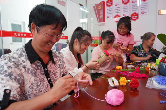 9月6日，湖南省隆回县思源、兴业易地搬迁小区留守妇女在学习手工编织技术。今年来，该县妇联在全县异地搬迁小区开展“巾帼巧手赋能”手工编织免费技能培训，先后帮助200余名留守妇女就业或创业。