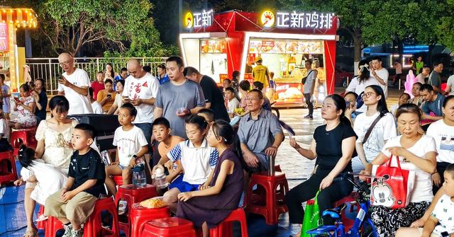 公益电影进社区  志愿者