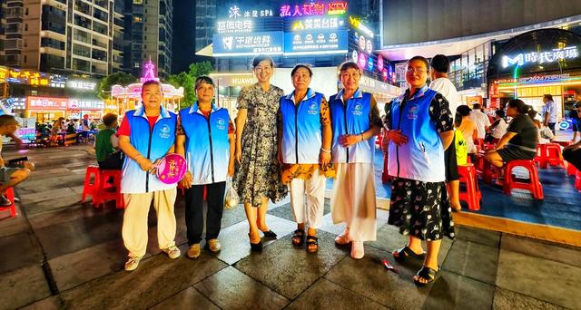 公益电影进社区  志愿者