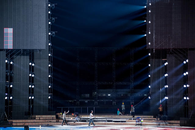 花炮节  天空剧院  晚班  工人  舞台  灯光