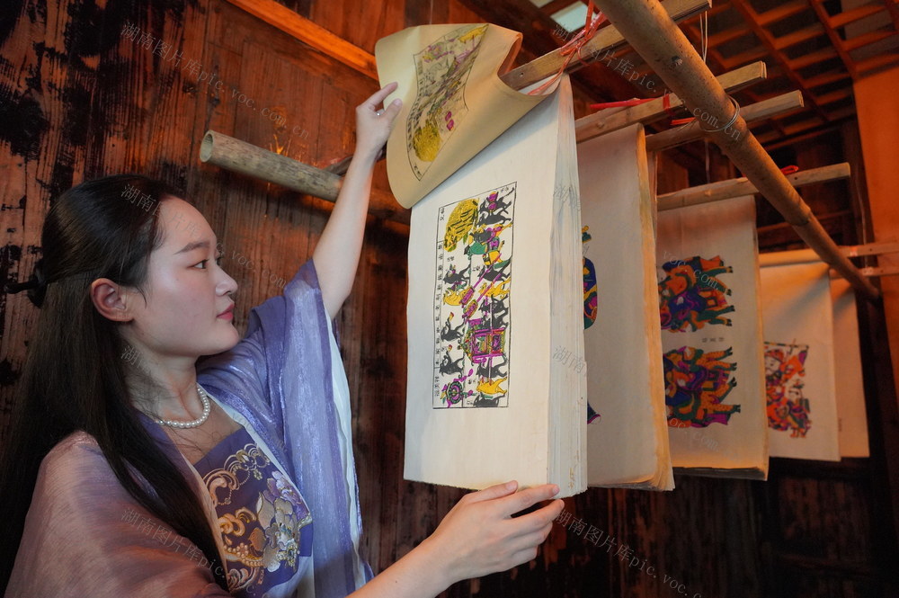 9月7日，湖南省隆回县滩头木版年画技艺传习馆，非遗传承人在向游客展示年画，并教游客印制年画。近年来，该县在非遗基地、景区、学校等地广设传习馆，弘扬非遗文化。
（ 罗理力 伍冬云 摄影报道）