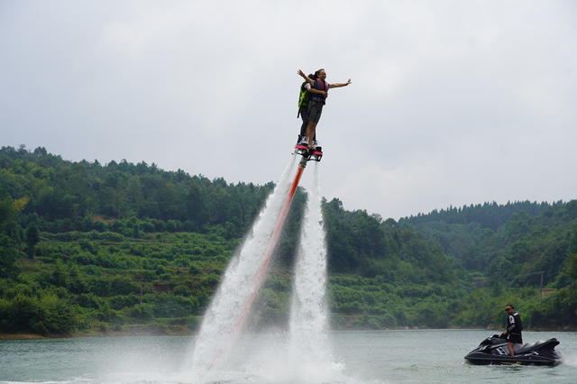 9月7日，湖南省隆回县滩头镇沐仙湖生态旅游文化园，游客在体验水上运动。该景区以沐仙湖文化园、非遗文化传习馆、沐仙湖山庄三大板块为核心，是集飞行营地，文化体验、研学旅行、劳动教育、航空运动、水上运动、国防教育、军事拓展、影视拍摄、康养休闲等功能于一体的大湘西地区特色文旅综合体验休闲园。
（ 罗理力 伍冬云 摄影报道）