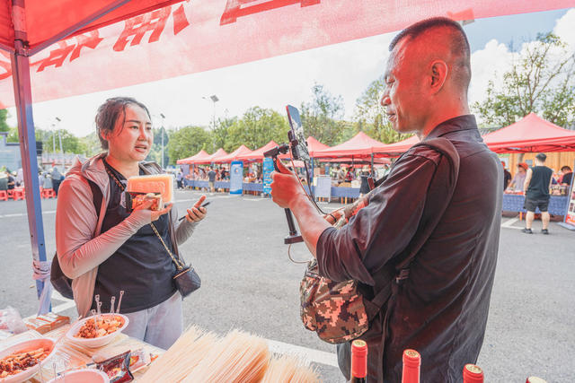 “同心科创，产业振兴”科技专家携手网络人士直播带货助力凤凰菖蒲塘和美共富活动