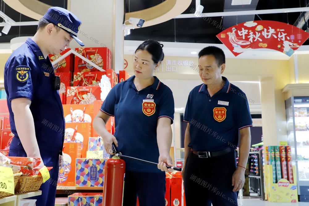 超市 营业员正 消防监督员的培训指导