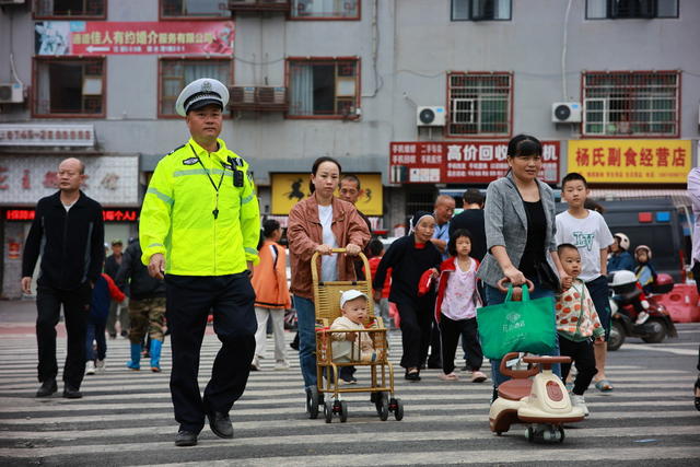 国庆 假期 坚守 岗位 交警 疏导 交通 在岗