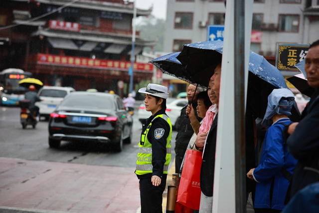 国庆 假期 坚守 岗位 交警 疏导 交通 在岗