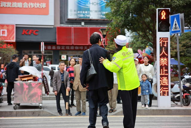 国庆 假期 坚守 岗位 交警 疏导 交通 在岗