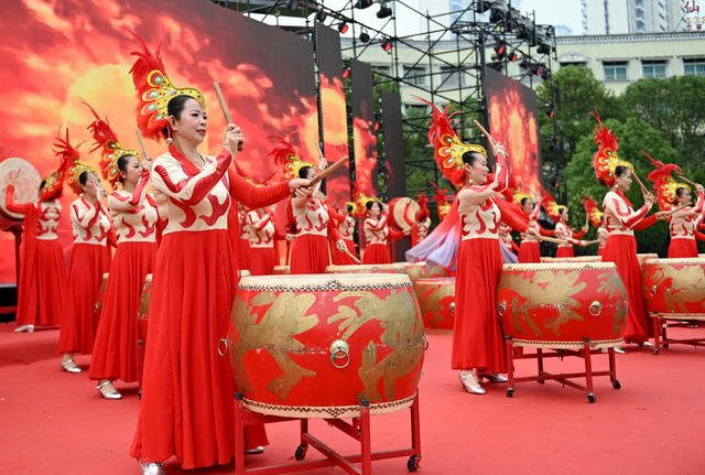 庆国庆，庆祝中华人民共和国成立75周年，敲鼓，欢庆，庆祝，活动，群众，各界人士，广场，载歌载舞，祝福，文化