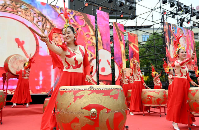 庆国庆，庆祝中华人民共和国成立75周年，敲鼓，欢庆，庆祝，活动，群众，各界人士，广场，载歌载舞，祝福，文化