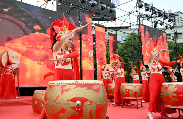 庆国庆，庆祝中华人民共和国成立75周年，敲鼓，欢庆，庆祝，活动，群众，各界人士，广场，载歌载舞，祝福，文化