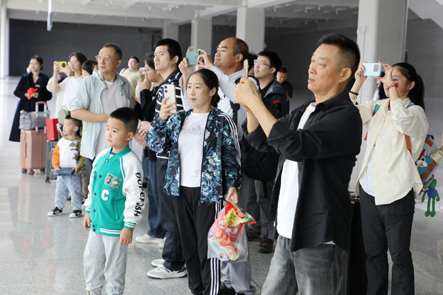 高铁站 志愿者 快闪