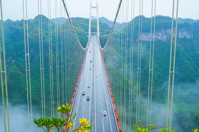 国庆长假首日  人们出行量倍增  吉首市矮寨大桥车如流水  迎来自驾游高峰期  景观格外壮美