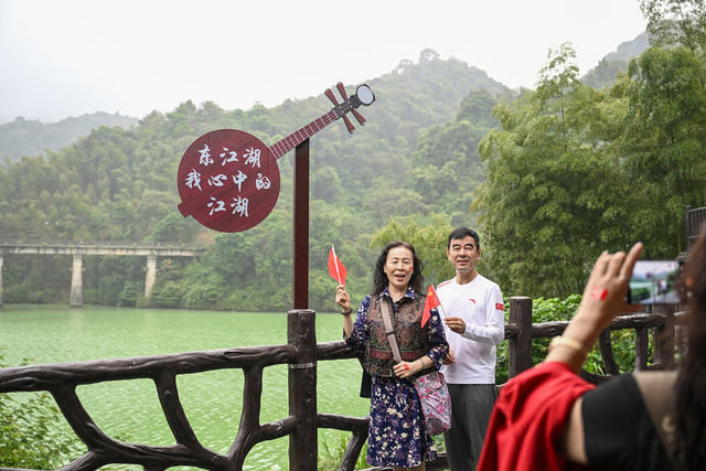 资兴市 东江湖 游人 