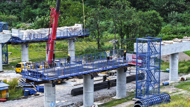国庆节  坚守岗位  劳动者  工作一线  高速公路 施工建设