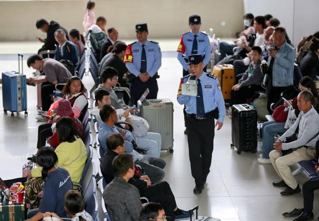 怀铁民警确保旅客国庆节乘车平安