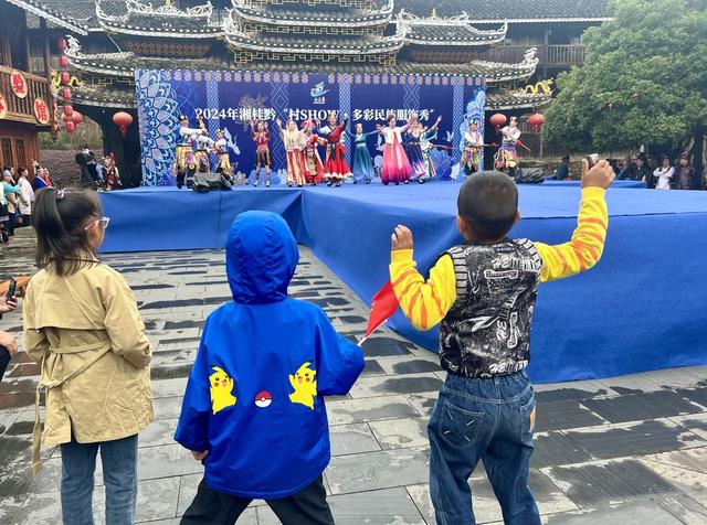 三省（区）民族服饰赛（展）国庆假期亮相通道
