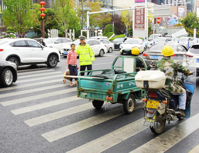 国庆假期  县城  街道交通  交警  畅通保障