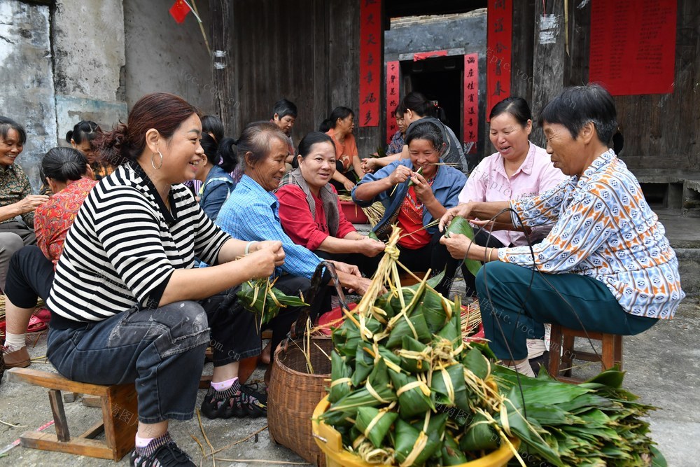 打糍粑  包粽子  拔河、抓鸭、捕鱼  庆国庆