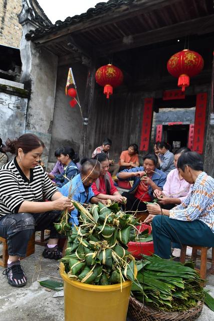 打糍粑  包粽子  拔河、抓鸭、捕鱼  庆国庆