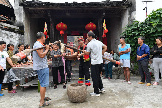 打糍粑  包粽子  拔河、抓鸭、捕鱼  庆国庆