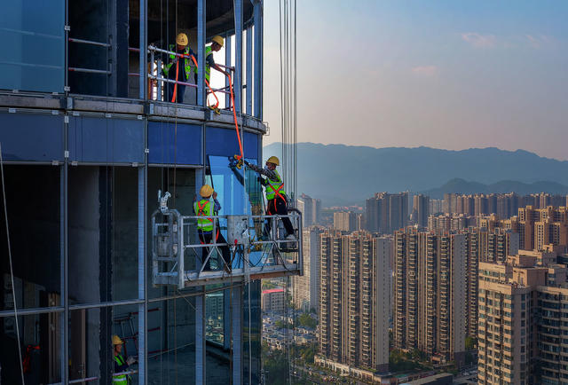 高空作业 玻璃安装  工人