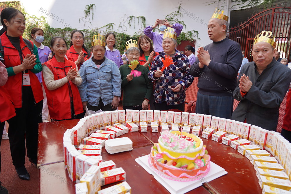 10月10日，湖南省隆回县妇联组织巾帼志愿者深入魏源康养中心开展关爱老人志愿服务活动。近年来，隆回县妇联大力弘扬“奉献、友爱、互助、进步”志愿者精神，先后组织各乡镇、村居妇女2万余人加入巾帼志愿者服务队，积极参与文明劝导、绿化环保、扶贫帮困、乡村振兴、关爱老人、关爱留守儿童等社会公益活动。