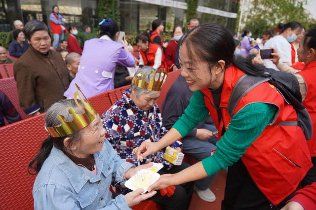 10月10日，湖南省隆回县妇联组织巾帼志愿者深入魏源康养中心开展关爱老人志愿服务活动。近年来，隆回县妇联大力弘扬“奉献、友爱、互助、进步”志愿者精神，先后组织各乡镇、村居妇女2万余人加入巾帼志愿者服务队，积极参与文明劝导、绿化环保、扶贫帮困、乡村振兴、关爱老人、关爱留守儿童等社会公益活动。