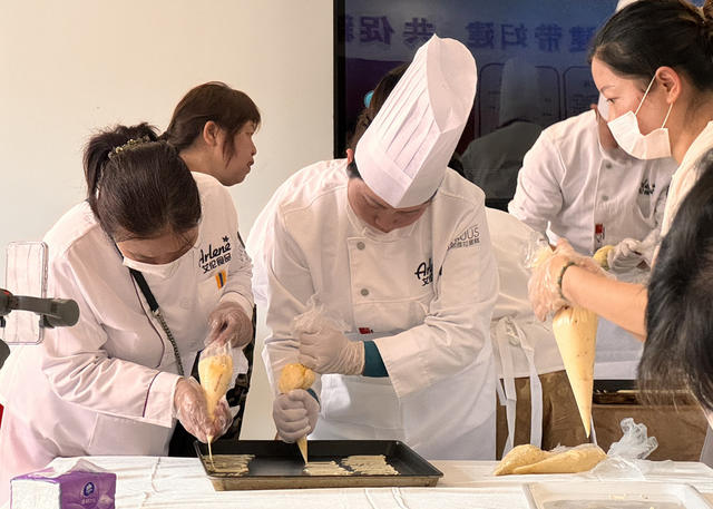 “湖南好人”重阳节让老人“回味童年”欢乐 坐上网红小火车 体验做糕点的乐趣