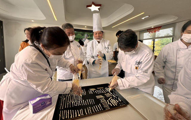 “湖南好人”重阳节让老人“回味童年”欢乐 坐上网红小火车 体验做糕点的乐趣