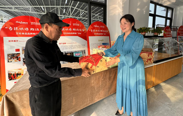 “湖南好人”重阳节让老人“回味童年”欢乐 坐上网红小火车 体验做糕点的乐趣